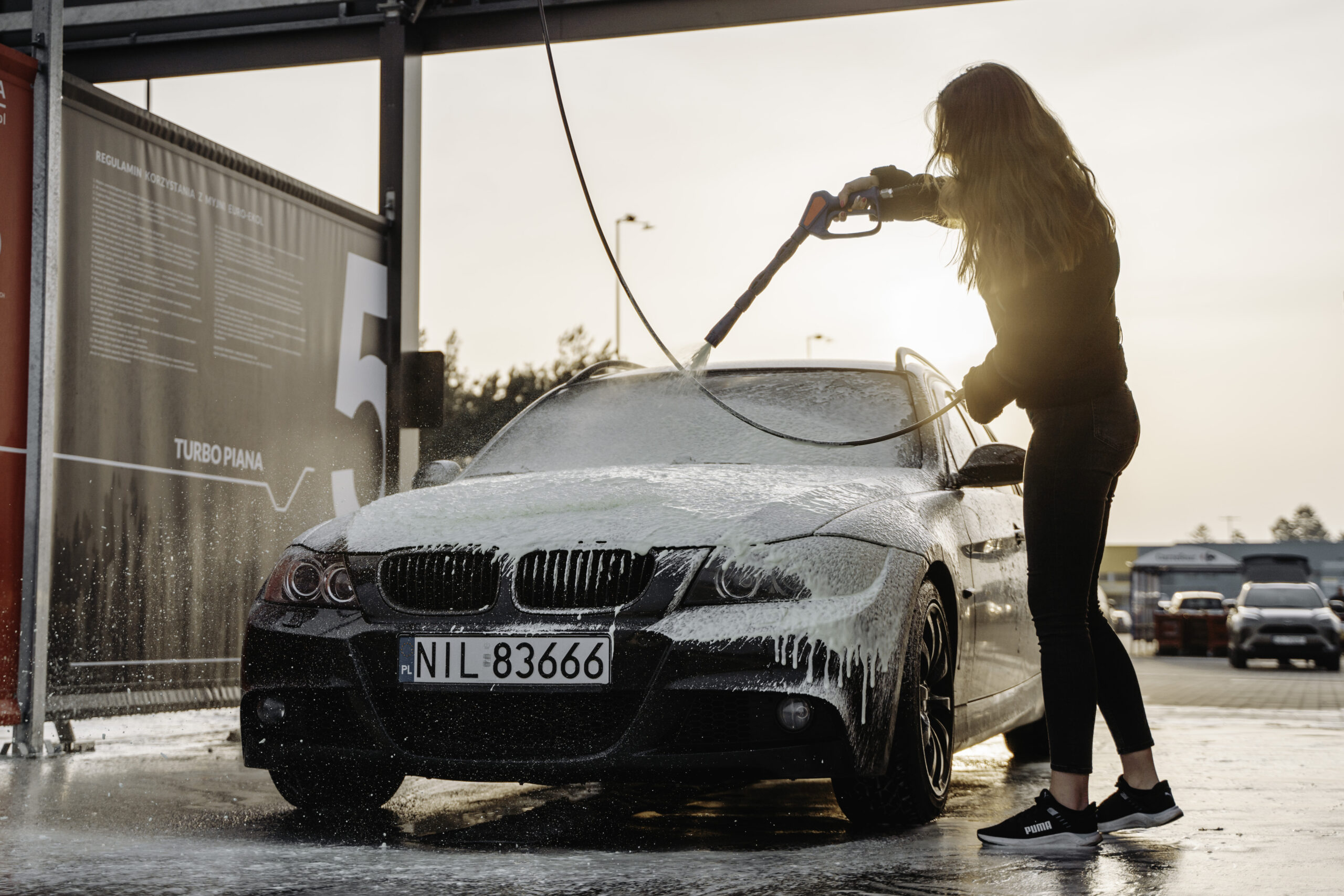 kobieta myje bmw